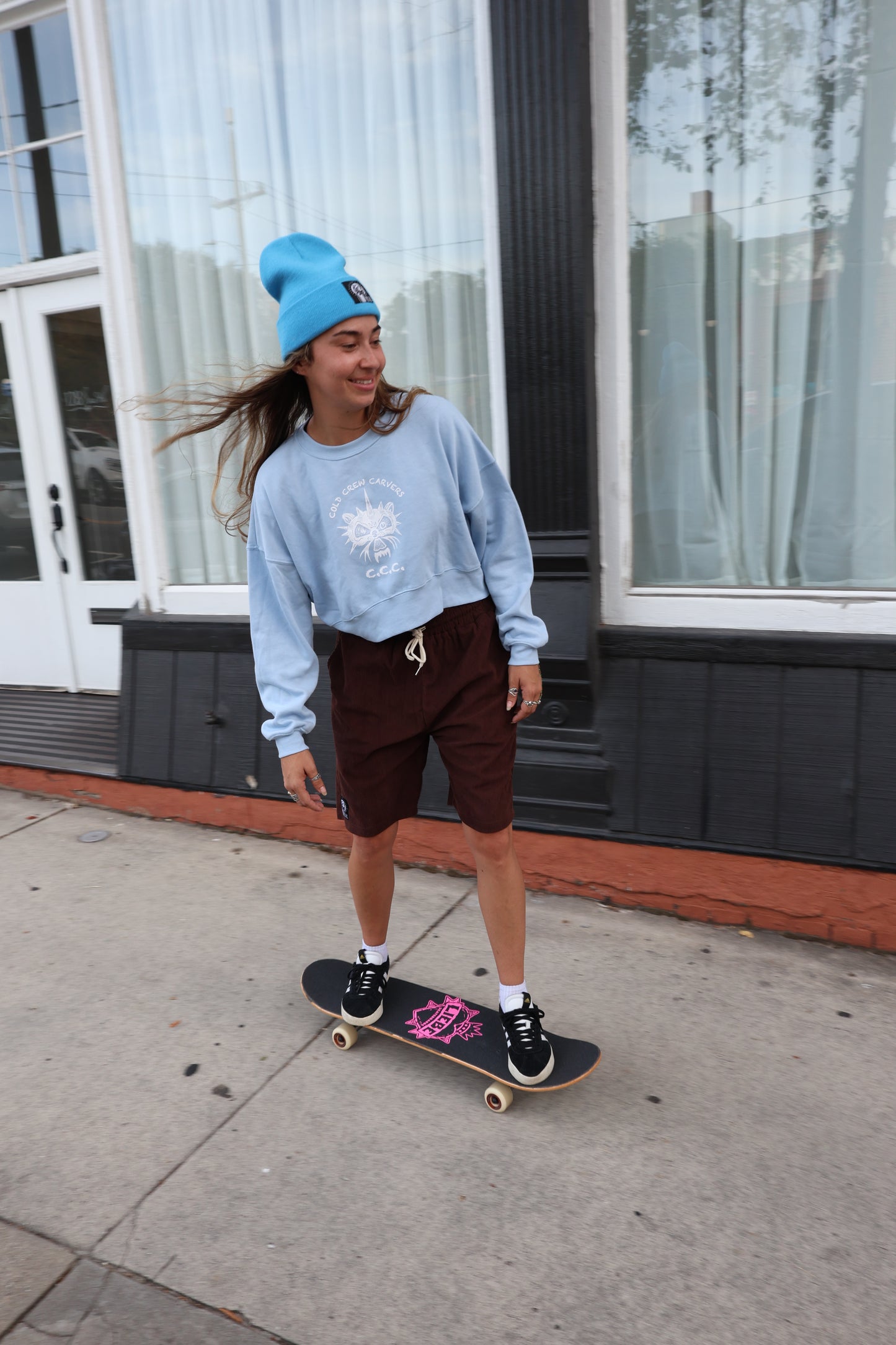 Cropped Kitty Scull Graphic Sweatshirt in Light Blue